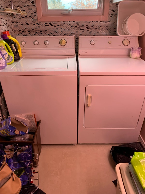 Laveuse et Sécheuse blanche marque Frigidaire Washers & Dryers