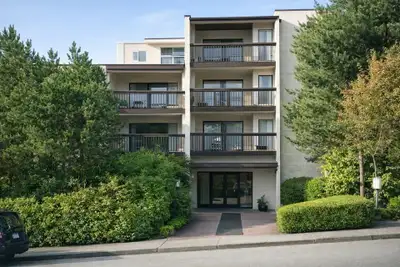615 St. Georges Ave, Central Lonsdale, North Vancouver (next to Victoria Park) Bright 1-bedroom, 1-b...