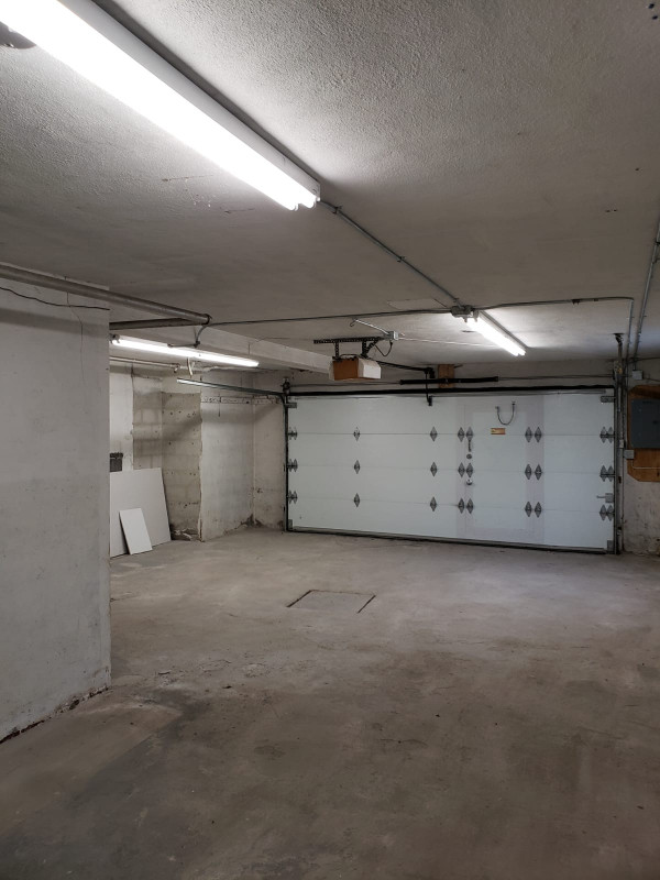 Indoor parking in Ville Saint-Laurent in a heated garage dans Entreposage et stationnement à louer  à Ville de Montréal - Image 2