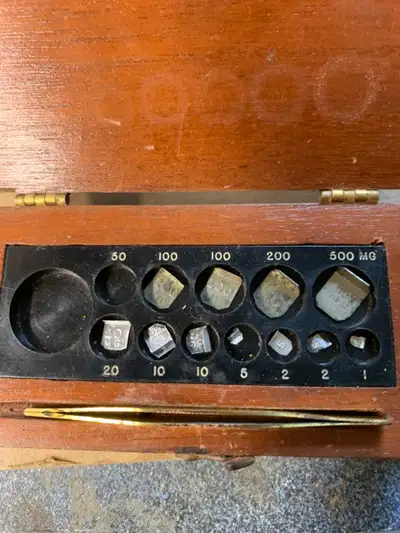 very old original set in original case with brass pincers 50mg is missing