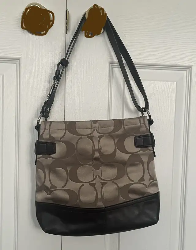 Coach vintage monogram chain shoulder/crossbody bag in Women's - Bags & Wallets in Mississauga / Peel Region - Image 5