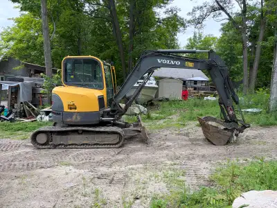 I believe it is a 2008 Volvo 58ECR excavator weighs 7500 kg All glass intact Blade hydraulic thumb,...