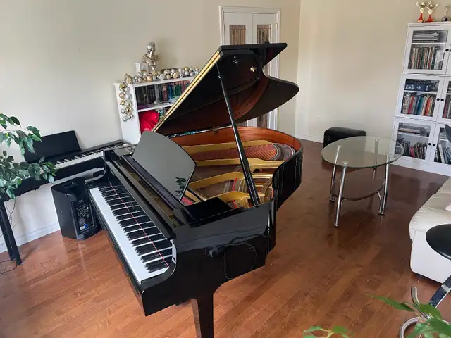 Yamaha GH1 Baby Grand piano - Japan.