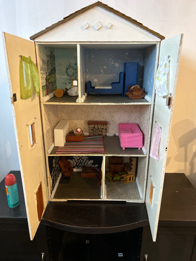 Antique doll house in Arts & Collectibles in Woodstock - Image 2