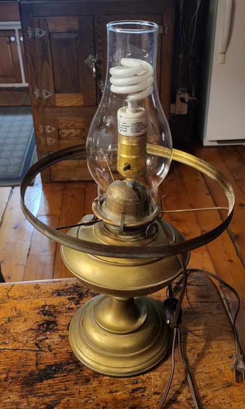 Lampe à l'huile en brass électrifiée, abat jour en verre opaline dans Éclairage intérieur et plafonniers  à Ville de Montréal - Image 3