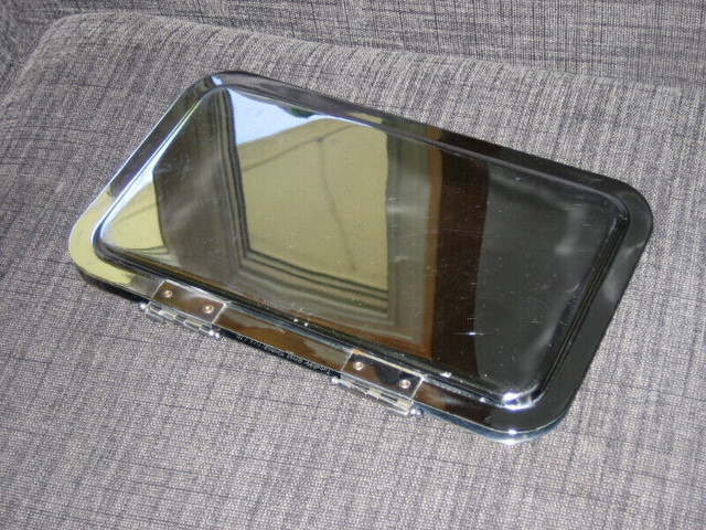 BEAUTIFUL CHROMIUM SERVING TRAY in Kitchen & Dining Wares in St. Catharines - Image 3