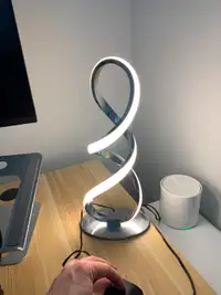 Swirl LED desk lamp w/ dim