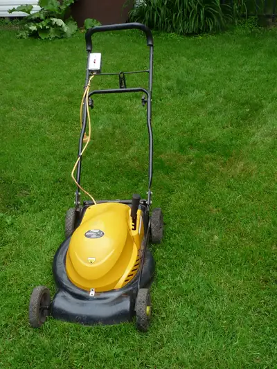 Marque ''Power Max'' Bonne condition et fiable Électrique 120 volts puissance 13 Amp. lame de 18 po