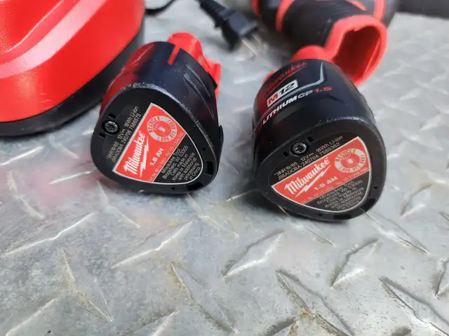Milwaukee Tool M12 12-Volt Lithium-Ion Cordless 1/4" Hex Screw in Power Tools in Windsor Region - Image 6