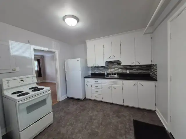 2 BEDROOM IN GANANOQUE $1800 (FIRST MTH FREE) in Long Term Rentals in Kingston - Image 4