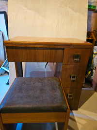 Vintage Singer w/cabinet and stool