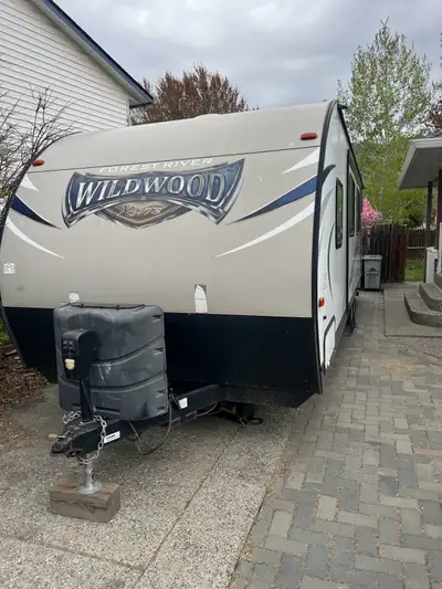 26 foot Forest River Wildwood Travel Trailer -towed no problem with my 1/2 ton. -New battery and pro...