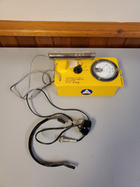 Anton Electronic Labs VICTOREEN CD V 700 GEIGER COUNTER With Hea