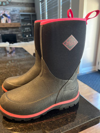 Kids muck boots size 3 