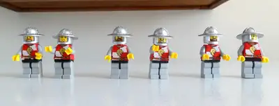 LEGO, un LOT DE 7 FIGURINES, des CHEVALIERS du LION, View more