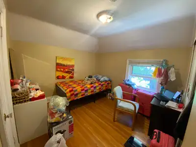 Sublet/ Lease transfer a room in a female student house,Hamilton