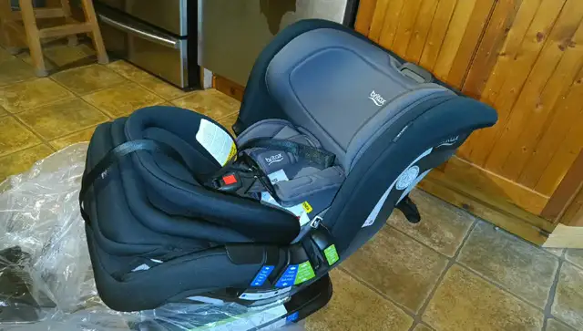 Siège d'auto Britax in Strollers, Carriers & Car Seats in City of Montréal - Image 3