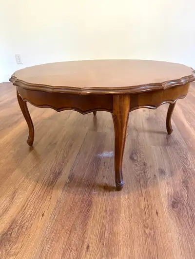 Table en érable style provincial français en très bon état.