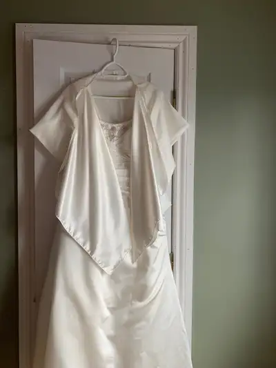 Robe d’occasion pour mariage ou bal avec cape couleur crème, View more