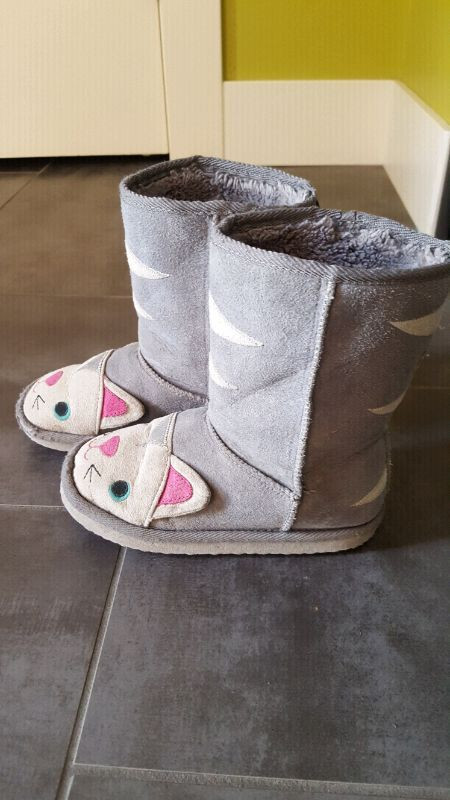 Kids Cat Boots Size 8 in Clothing - 4T in Calgary - Image 2