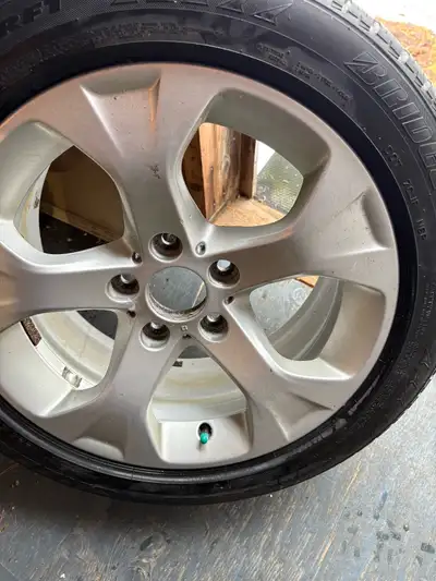 Mags BMW d’origine 17 pouces. Pneus Bridgestone run flat 225/50 17 à changer. Vente pour les roues....