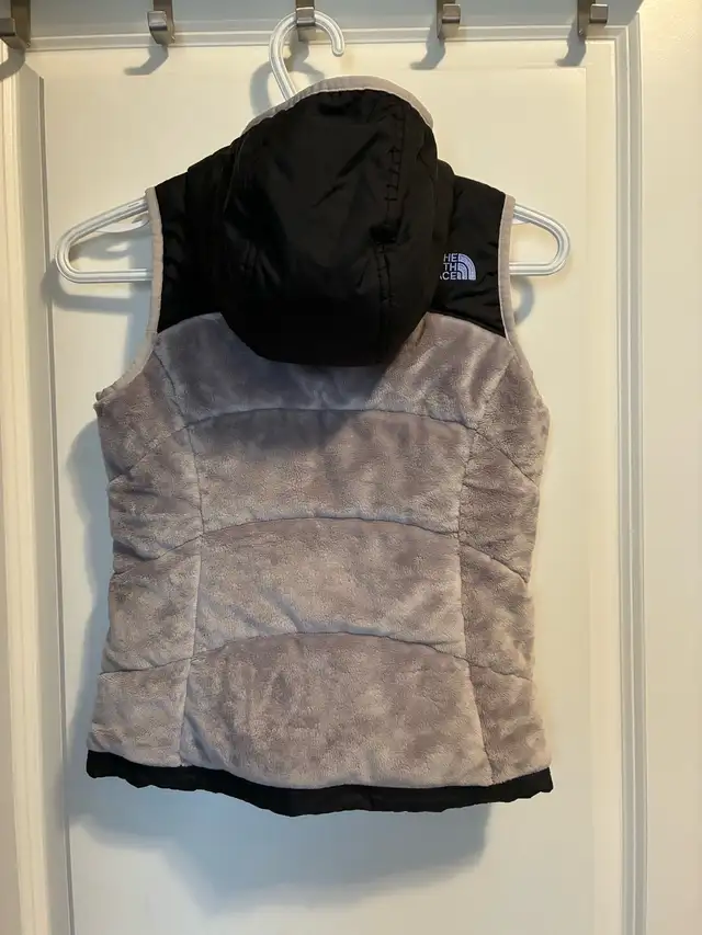 Cranston: Girl North Face reversible vest Sz S 7/8 in Kids & Youth in Calgary - Image 3