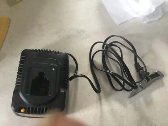 18 VOLT DeWALT battery charger in Power Tools in Edmonton - Image 4