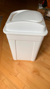 Panier à linge sale ou poubelle dirty clothes box or garbage box