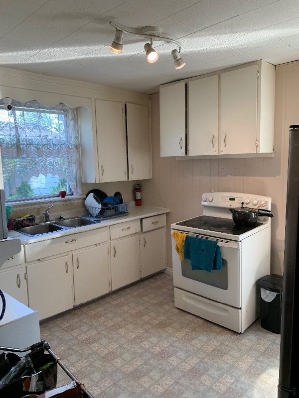 Nice 1 bedroom for rent near Mohawk college Room Rentals & Roommates