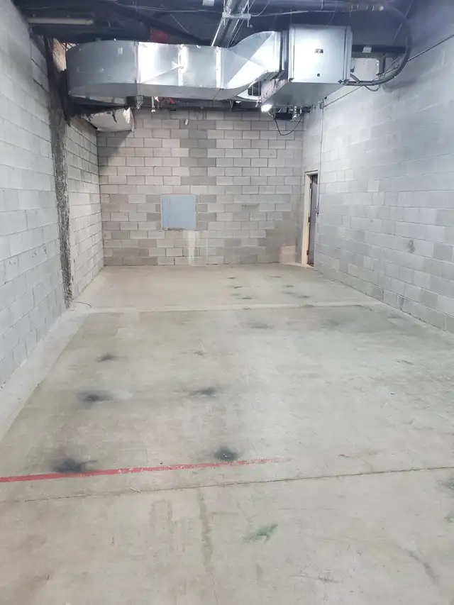 Private warehouse with a loading dock and stair access in Commercial & Office Space for Rent in City of Toronto - Image 4