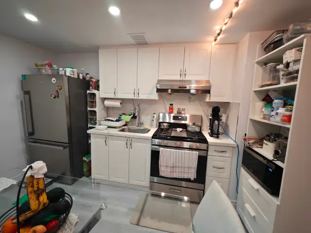 Two-level suite, Ground level living room, 2 basement bedrooms in Long Term Rentals in Mississauga / Peel Region - Image 4