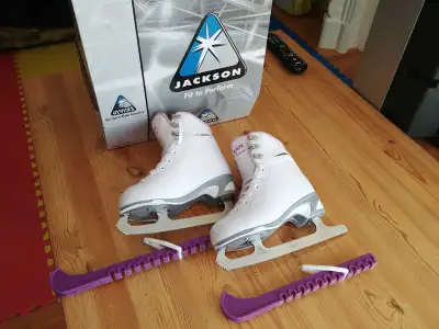 Patins artistiques pour fillette taille 1 avec cache-lames Presque neufs, portés par une seule enfan...