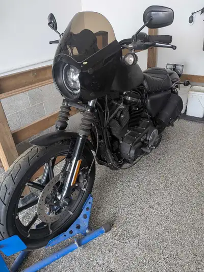 Showroom condition. Runs perfect. Vance and Hines exhaust Memphis Shades fairing Lots of extras Incl...