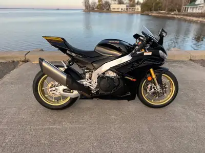 2022 Aprilia RSV4 Factory 1100 Ultra Dark APRC Achat: neuf en Aout 2023 au concessionnaire Bought ne...