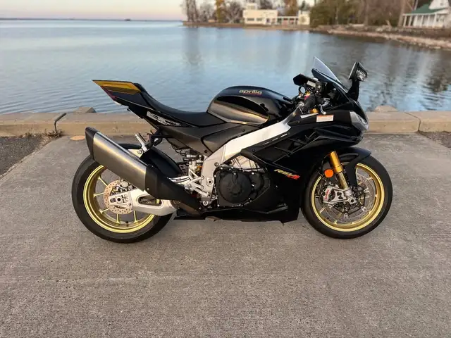 2022 Aprilia RSV4 Factory 1100 in Sport Bikes in West Island - Image 3