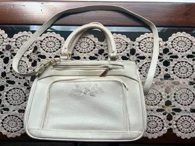 Ivory coloured purse. Can be used with hand straps or over the shoulder strap. Several pockets Excel...