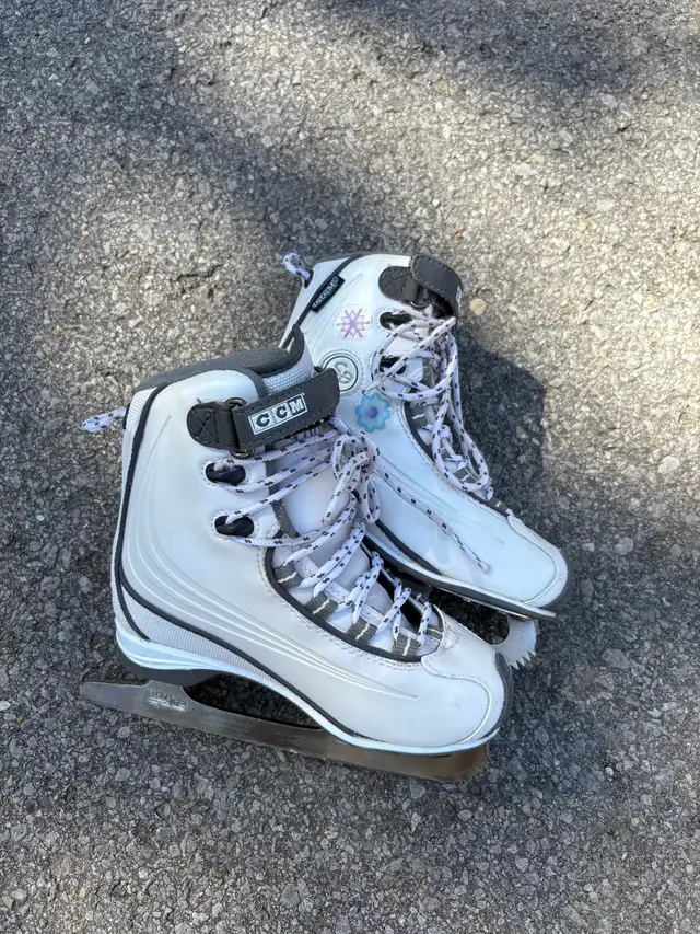 patins à glace pour enfants  in Skates & Blades in Laval / North Shore - Image 4