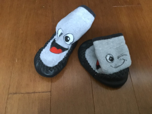 SZ 4 9-12 M SLIPPER SOCK SHOE GREY H&M SMILEY FACE NO SLIP in Clothing - 9-12 Months in Peterborough