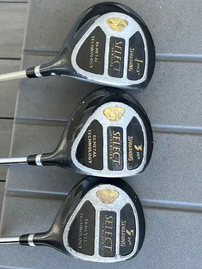 Set of Spalding Select Golf clubs with golf bag. Clubs are in very good condition. Ideal starter set...