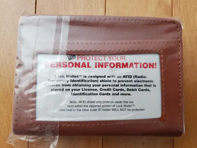 Wallet. Lock wallet in Women's - Bags & Wallets in Calgary - Image 3