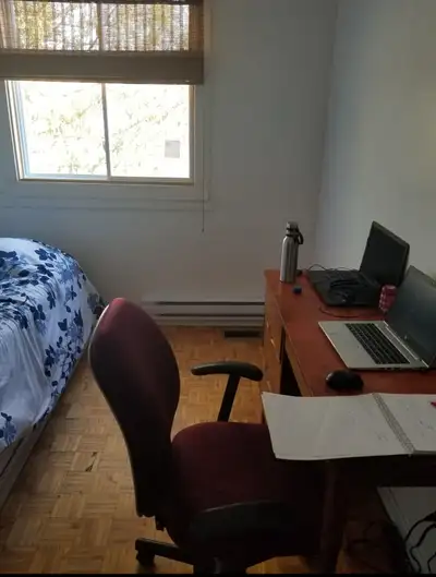 DISPONIBLE 1er AVRIL/AVAILABLE April 1st Chambre à louer tout inclus. Proche des services (épicerie,...