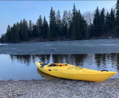 Get ready to paddle into adventure with this vibrant yellow Capix kayak! This kayak is in used condi...