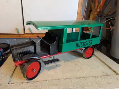 camion jouet repro antique a vendre ,, ( camion reproduction 250.oo cash nego ) et des ( pelles repr...