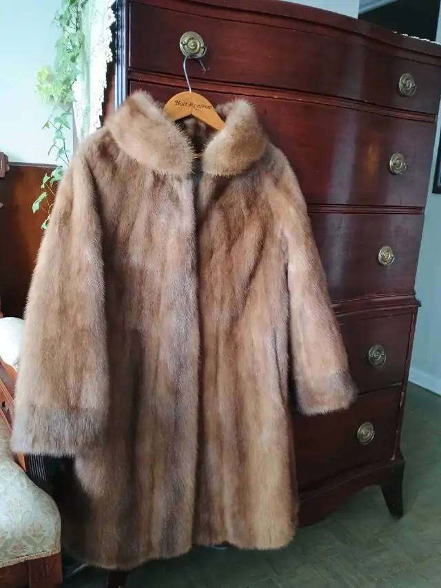 Mink fur coat in Women's - Tops & Outerwear in Gatineau - Image 2