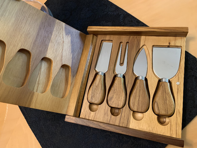 SOLID TEAK CHEESE SET BRAND NEW in Kitchen & Dining Wares in London