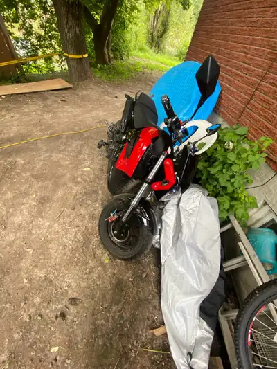 e bike new in mint condition street legal with helmt & 300$ Bluetooth comes with it with lock n extr...