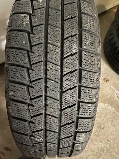 4 pneus d'hiver 185-60-r15 monté sur rims Bolt pattern = 4x108 mm (Was onto a ford fiesta 2011. ) Th...