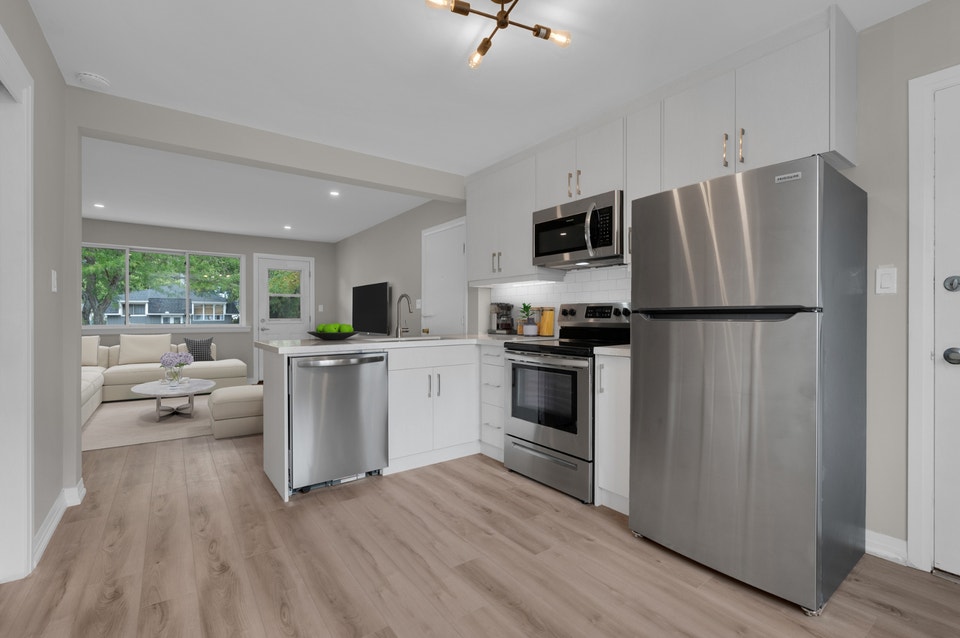 Private Laundry. Private AC. Balcony. Bright and spacious 2-bed 4