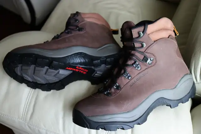  Salomon Men’s Leather Hiking Boots – Size 11 / EU 45⅓ / Conta in Men's Shoes in Markham / York Region - Image 4