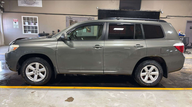 2010 Toyota Highlander for sale in Cars & Trucks in Fredericton - Image 2